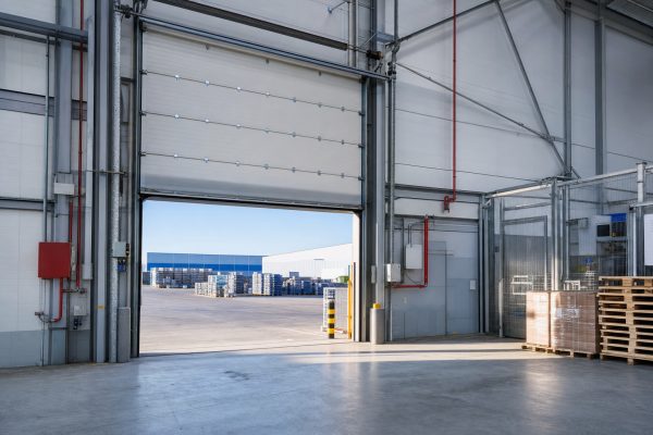 Cum dimensionezi corect o ușă industrială pentru fluxul de marfă